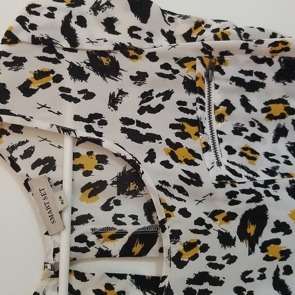 Leopard print short sleeve blouse. Smart Set size Medium. - Picture 4 of 4